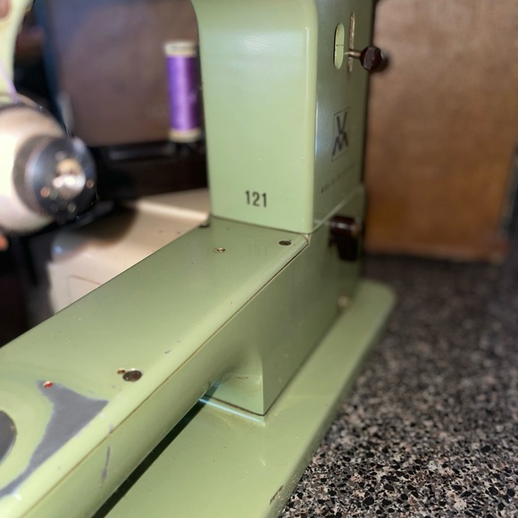 Bernina Sewing Machine 121 Green Excellent Working & Well Maintained W/ Extras - Picture 7 of 12